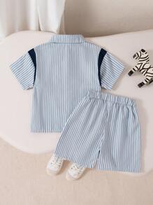 SHEIN Conjunto de 2 piezas para niño pequeño de verano con diseño de paneles a rayas en la camisa con bolsillos y shorts