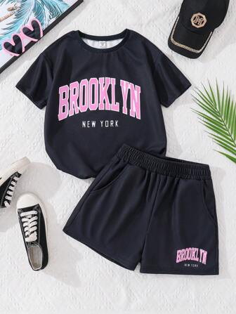 Conjunto de camiseta de cuello redondo holgada con eslogan de letras estampadas y shorts deportivos a juego para niñas, cómodo y versátil, adecuado para uso diario y correr, primavera/verano