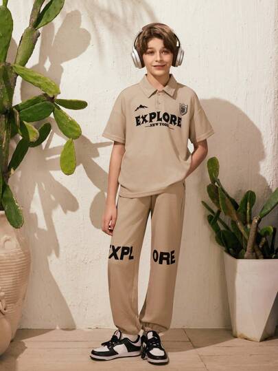 SHEIN 两件套男童套装，内含文字图案短袖Polo衫和抽绳长裤。适合春夏秋季节各种场合穿着，例如外出、运动、聚会和上学。