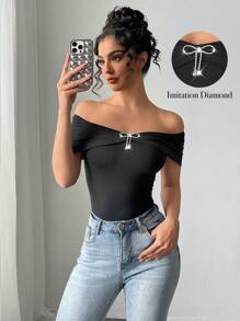 Firerie Camiseta negra ajustada con hombros descubiertos y decoración metálica, de estilo sencillo y elegante para festivales, ideal para ir de commute, primavera/verano y salidas