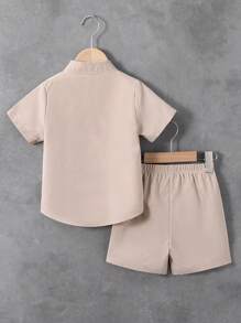 SHEIN Explorewe 2 件装 男童花卉印花前纽扣短袖上衣和短裤套装 - 杏色 - 查看 2