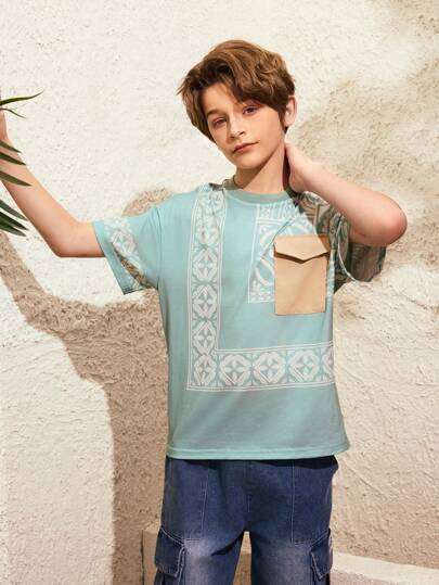 SHEIN Camiseta de niño preadolescente con diseño de una sola pieza, con estilo casual urbano, cuello redondo, mangas cortas, estampado y diseño de bolsillo en contraste. Esta camiseta es adecuada para diversas ocasiones como salidas urbanas, fotografía callejera, uso diario, escuela, reuniones y talla grande.