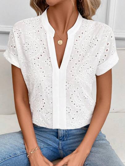 SHEIN Clasi Plus Size Enfärgad utskuren krage ihålig broderad kortärmad skjorta