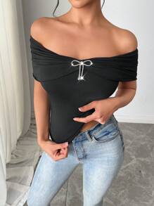 Firerie Camiseta negra ajustada con hombros descubiertos y decoración metálica, de estilo sencillo y elegante para festivales, ideal para ir de commute, primavera/verano y salidas
