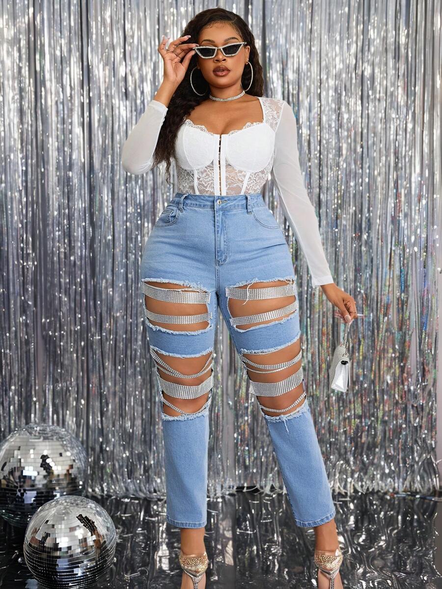 SHEIN SXY Jeans de talla grande de mezclilla sin estiramiento con agujeros sexy rasgados, decoración brillante y cintura elástica - Lavado ligero - Ver 1