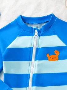 SHEIN Conjunto informal de bebé niño con estampado de cangrejo a rayas en la manga raglán y short rash guard - Multicolor - Ver 3