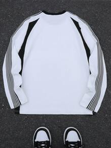 Manfinity EMRG Men's Alphanumeric Print Loose Knit White Long-Sleeved Sweatshirt, For Out, For Friends - Black and White - View 2