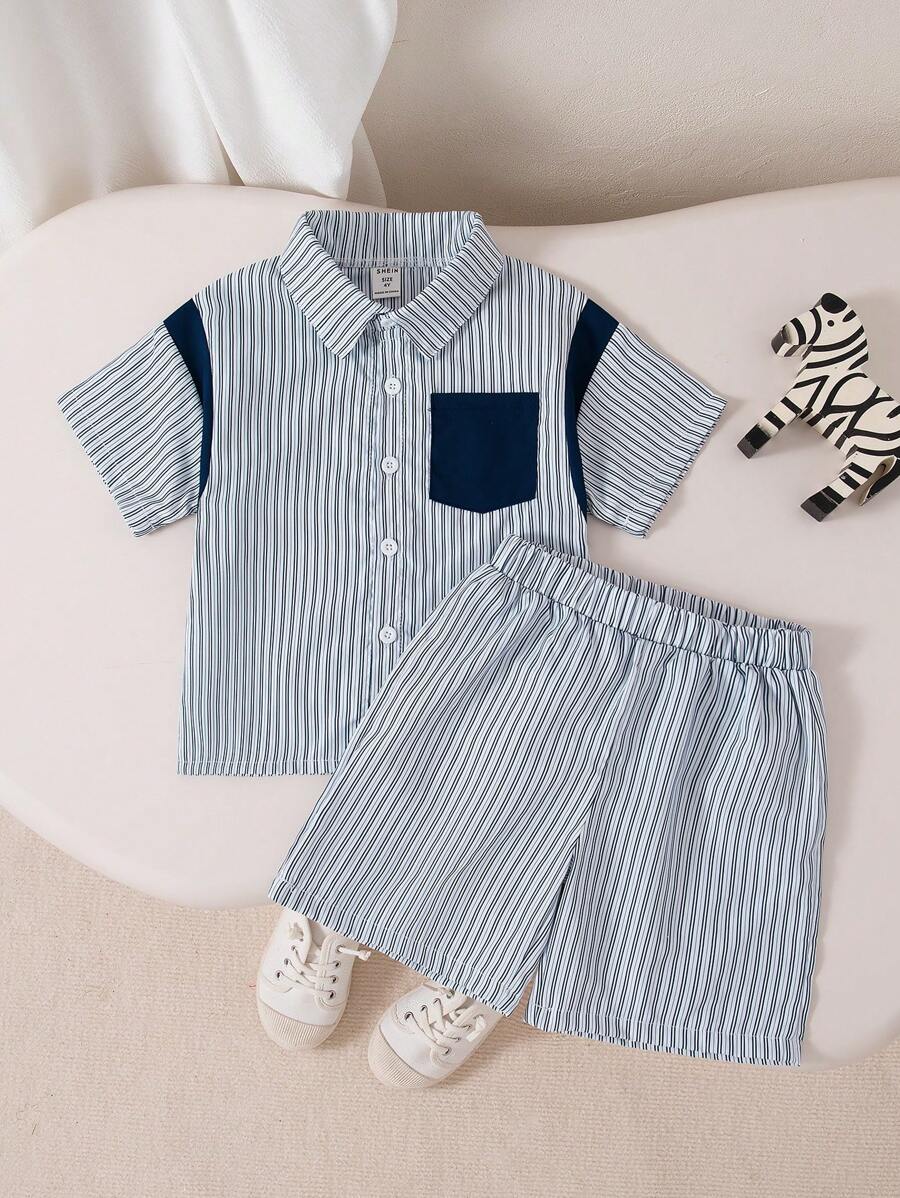 SHEIN Conjunto de 2 piezas para niño pequeño de verano con diseño de paneles a rayas en la camisa con bolsillos y shorts