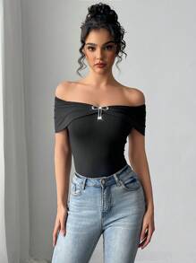 Firerie Camiseta negra ajustada con hombros descubiertos y decoración metálica, de estilo sencillo y elegante para festivales, ideal para ir de commute, primavera/verano y salidas