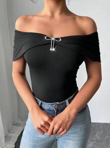 Firerie Camiseta negra ajustada con hombros descubiertos y decoración metálica, de estilo sencillo y elegante para festivales, ideal para ir de commute, primavera/verano y salidas