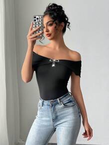 Firerie Camiseta negra ajustada con hombros descubiertos y decoración metálica, de estilo sencillo y elegante para festivales, ideal para ir de commute, primavera/verano y salidas