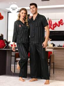 CoupledUp Elegante conjunto de pijama de satén con rayas y labios rojos para hombres, regalo del Día de San Valentín - Negro - Ver 5