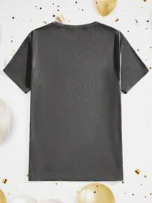 Manfinity Homme 2025 Nieuwjaar Element Combinatie Letter Print Casual Unisex T-shirt, Getailleerde Schouder Korte Mouw T-shirt In Donkergrijs, Geschikt Voor Koppels, Gezinnen En Als Cadeau Voor Vriendje