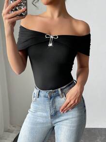 Firerie Camiseta negra ajustada con hombros descubiertos y decoración metálica, de estilo sencillo y elegante para festivales, ideal para ir de commute, primavera/verano y salidas