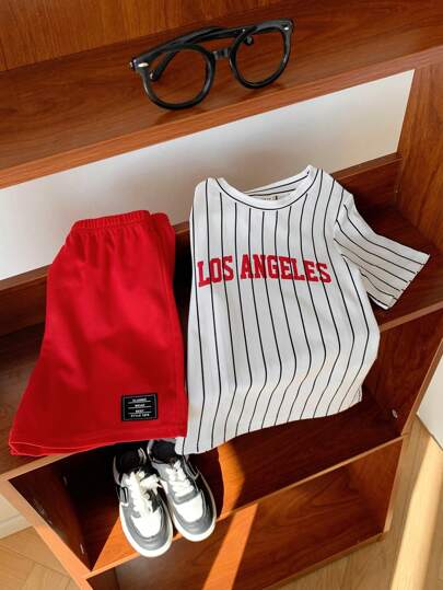 SHEIN 2 件套年轻男孩休闲时尚街头潮流宽松字母印花条纹圆领短袖 T 恤和纯色短裤针织运动套装，适合春夏季、日常、运动、郊游、学校、派对、节日、拍照