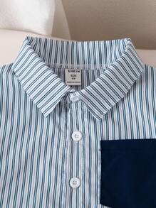 SHEIN Conjunto de 2 piezas para niño pequeño de verano con diseño de paneles a rayas en la camisa con bolsillos y shorts