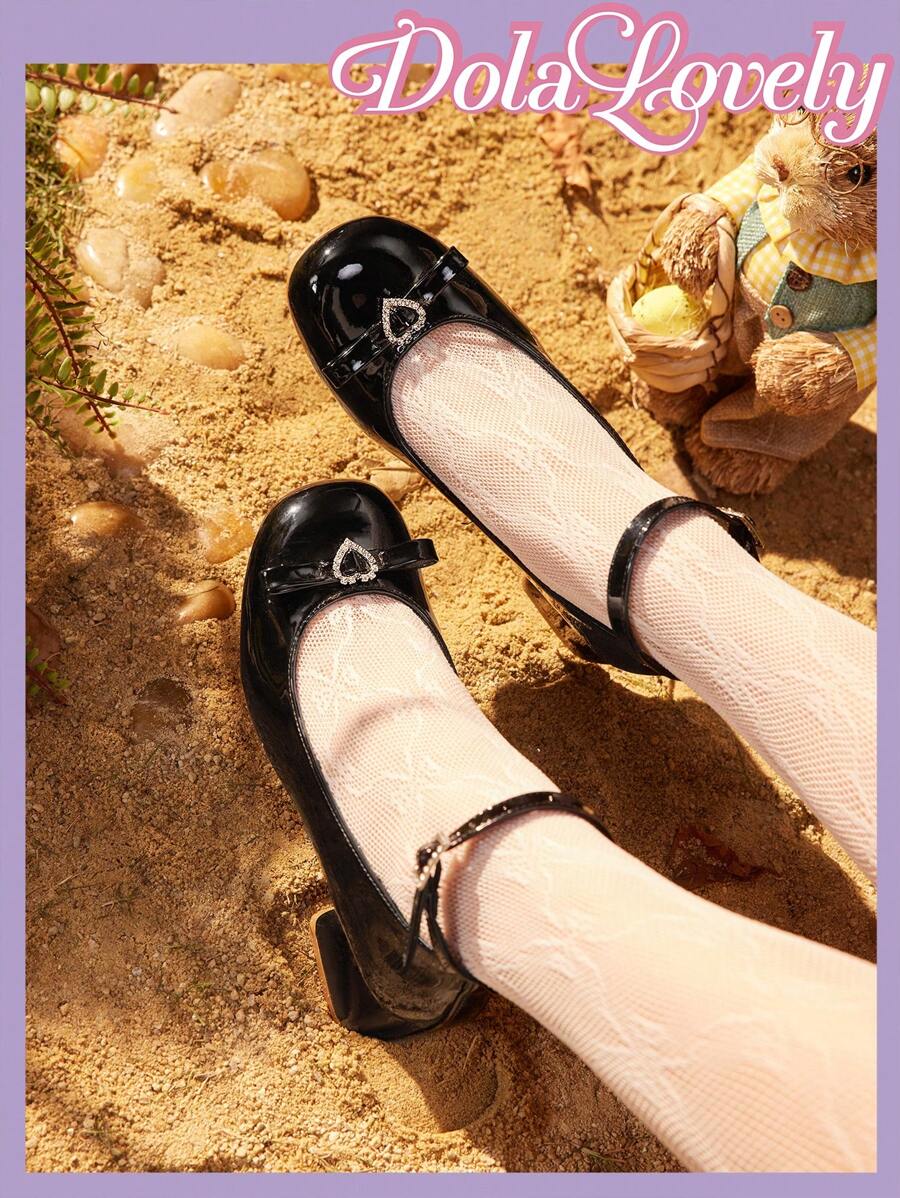 Dola Lovely 圆头低跟蝴蝶结后系带粗跟女式高跟鞋春季鞋春假复活节 - 黑色 - 查看 1