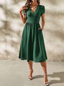 SHEIN Clasi Vestido verde sólido elegante de mujer con cuello en V, cintura estrecha y línea A hasta la mitad del muslo - Verde - Ver 5