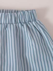 SHEIN Conjunto de 2 piezas para niño pequeño de verano con diseño de paneles a rayas en la camisa con bolsillos y shorts