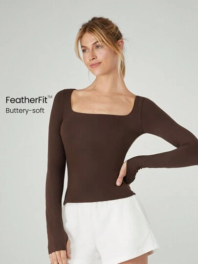 GLOWMODE FeatherFit™ 方领长袖 T 恤，带拇指孔，低冲击瑜伽日常可拆卸罩杯