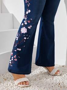 Plus Size Front Button Pocket Floral Embroidery Simple Casual Jeans - Dark Wash - View 5