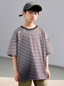 Tween Boy Energy-Filled Drop Shoulder Casual Striped T-shirt. Ideaal voor kinderen om te dragen tijdens het wandelen in het park, spelen, op school, bijeenkomsten, picknicks - comfortabel en ontspannen.