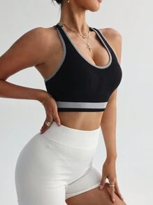 Easithlete Women's Edged Contrast Color Cropped Everyday Fitness Sports Bra - Black and White - View 5