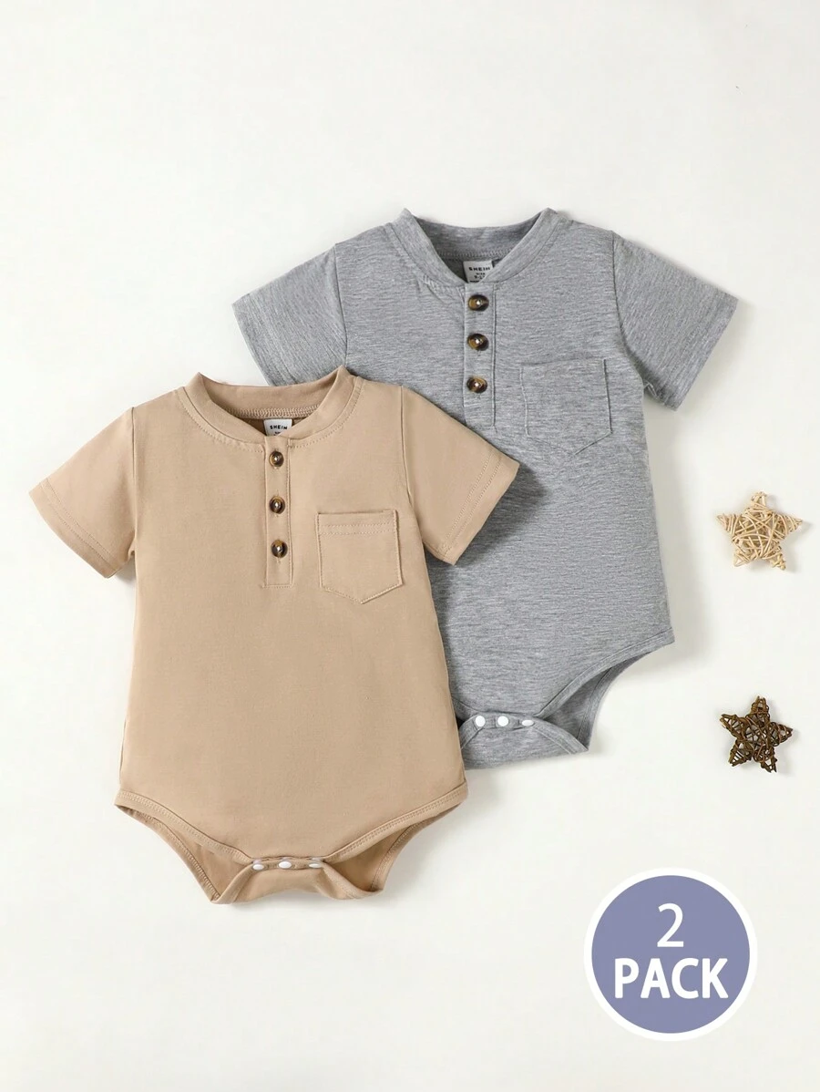2 件装男婴休闲灰色和卡其色亨利领短袖连体衣，适合日常穿着或户外活动