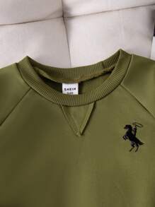 SHEIN Genkimix Kids Moletom Infantil Masculino de Manga Raglan Verde Militar com Gola Redonda e Bordado, Top Casual Esportiva para Uso Diário, Elegante para Primavera/Outono - Verde Militar - Visão 4