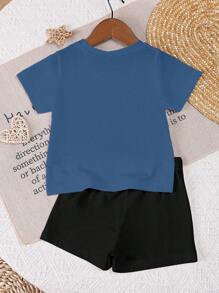 SHEIN 2 件套男婴休闲百搭图案印花运动套装，适合春夏季户外穿着