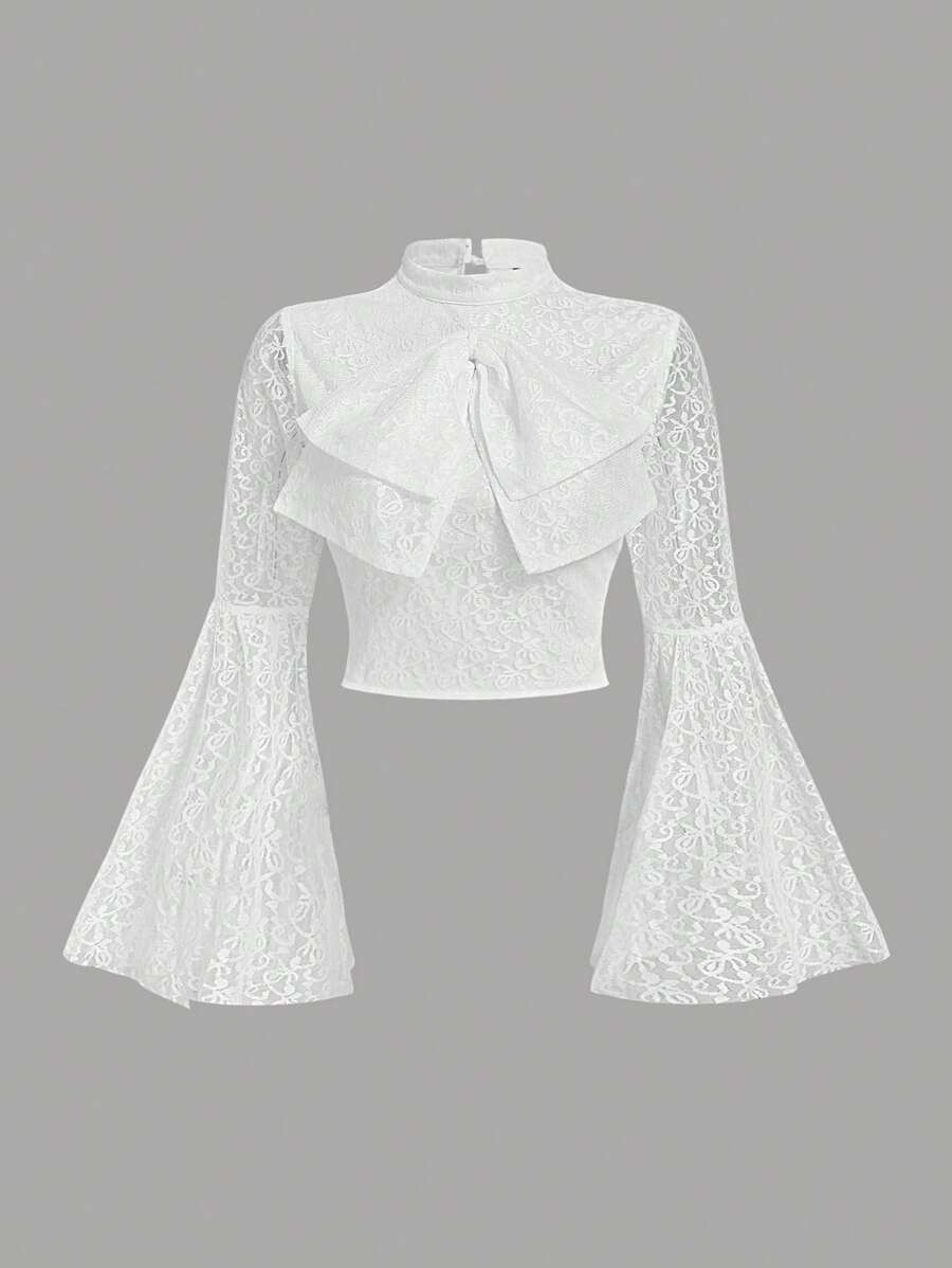 SHEIN MOD Femme grande taille Top en dentelle à manches volantées blanches avec grand nœud, romantique pour rendez-vous, décontracté chic pour femmes, croisière, style années 90, gothique, mode coréenne, automne, tenue de bureau, Corpse Bride, dîner, anniversaire, Top pour homecoming, col roulé blanc, chemisiers pour le travail, style féérique, old money - Blanc - Voir 1