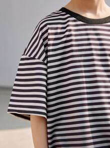 Tween Boy Energy-Filled Drop Shoulder Casual Striped T-shirt. Ideaal voor kinderen om te dragen tijdens het wandelen in het park, spelen, op school, bijeenkomsten, picknicks - comfortabel en ontspannen.