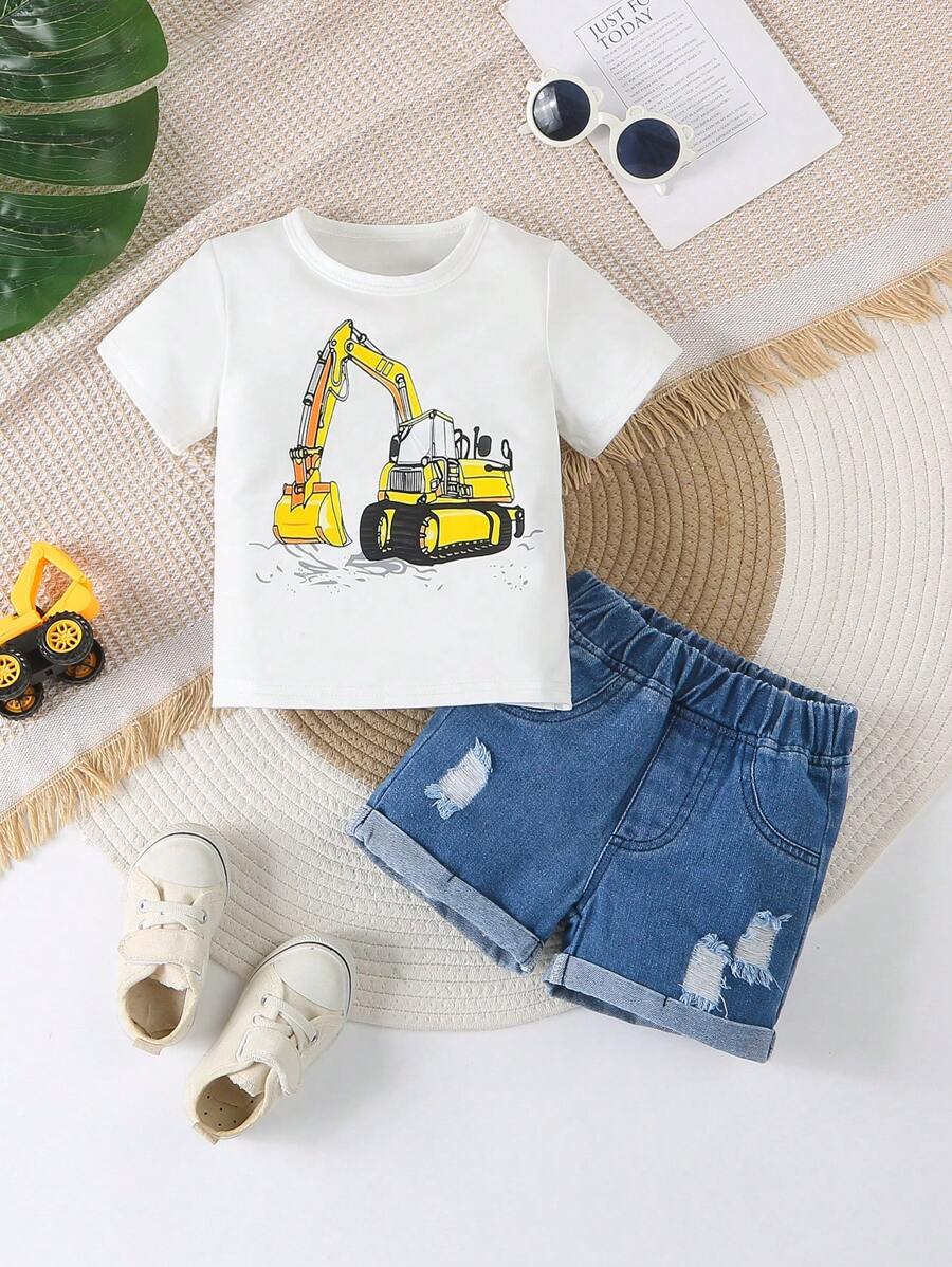 SHEIN 2 件装幼儿男童休闲卡通挖掘机印花上衣和破洞松紧腰洗水牛仔短裤套装，舒适日常穿着新品 2025 年