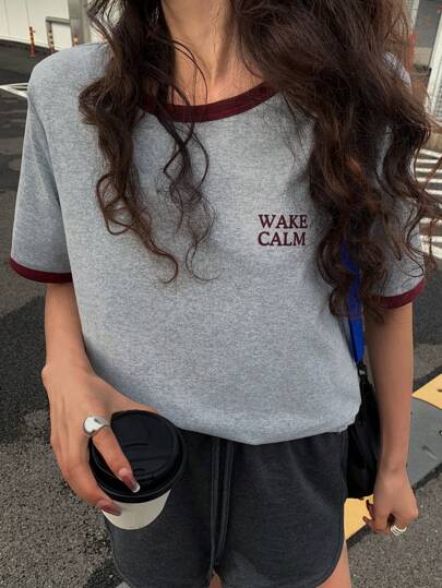 DAZY Camiseta de manga corta minimalista para mujer con bloqueo de color, empalmado y estampado de letras en cuello redondo