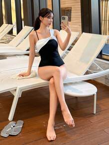 DAZY 女士性感撞色修身连体泳衣，适合夏季海滩度假 - 黑與白 - 查看 2