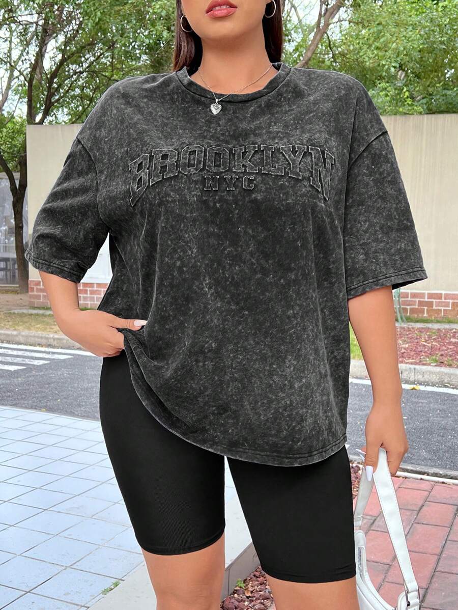 SHEIN EZwear Taglia comoda Set estivo 2 pezzi, composto da Maglietta con stampa a rilievo di lettere e pantaloncini da biker, lavato - nero - Visualizzare 1