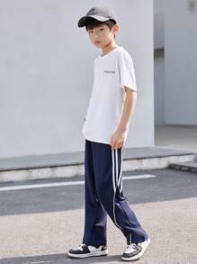 1 件 Tween Boy Genkimix 儿童条纹裤，休闲侧白条纹饰边增添活力气息，刺绣装饰彰显个性化，松紧腰带舒适贴合，宽松直筒设计让运动更自如，展现无忧无虑的街头风格 - 寶藍色 - 查看 4