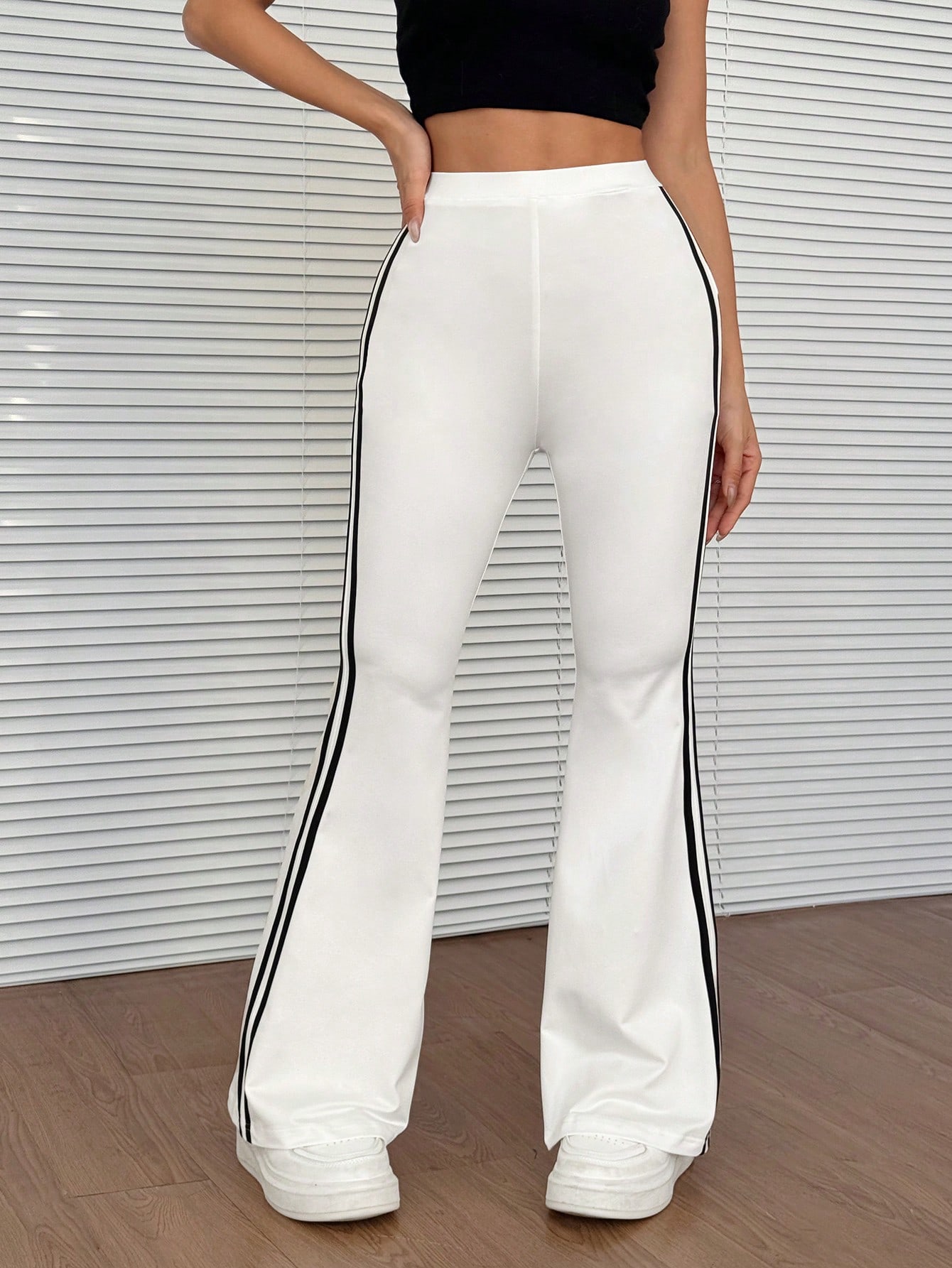 SHEIN EZwear بنطلون ذو ساق منفرجة مع شريط أسود ربي...