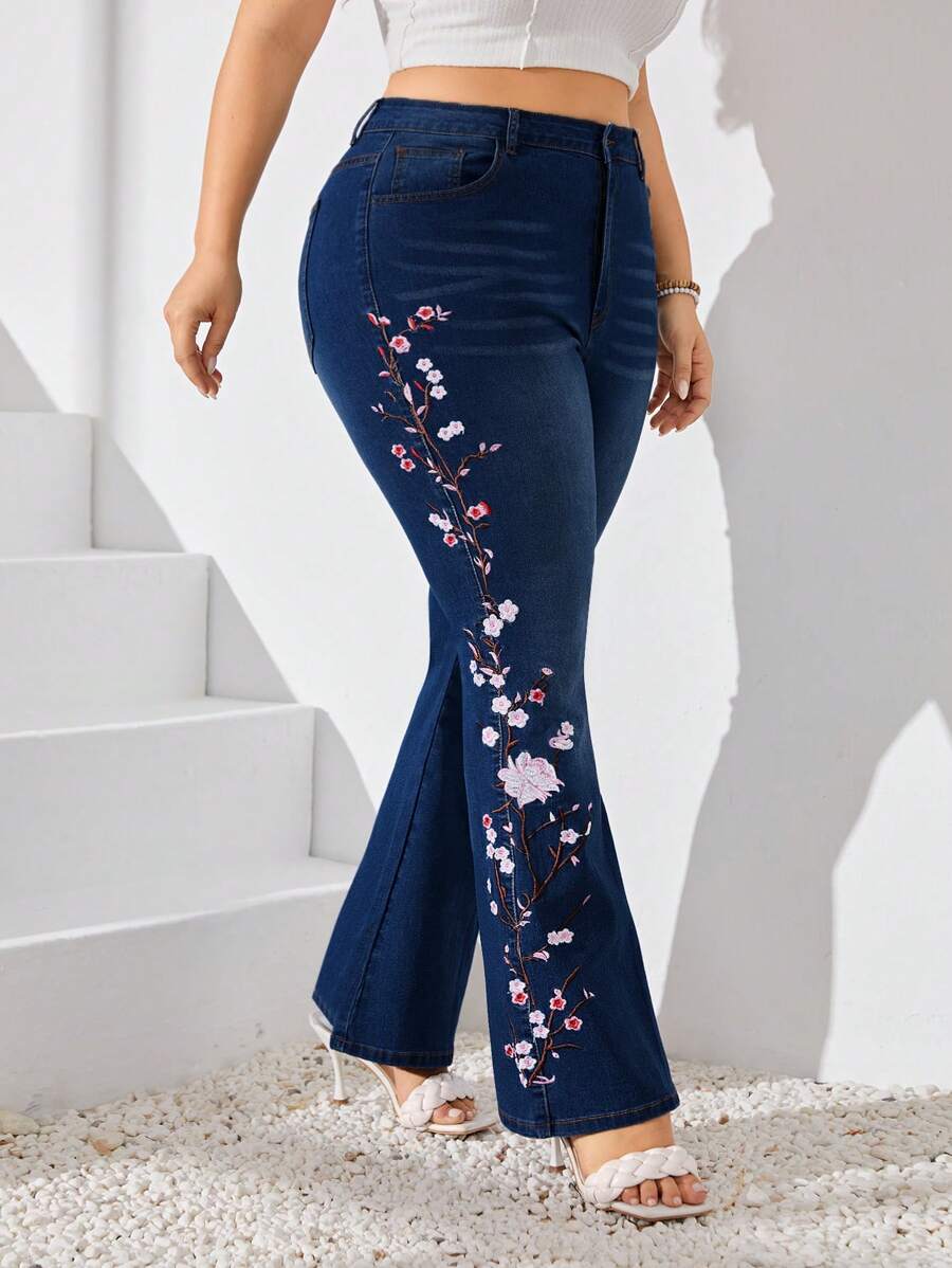 Plus Size Front Button Pocket Floral Embroidery Simple Casual Jeans - Dark Wash - View 1