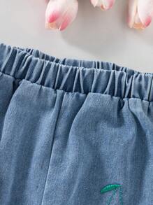 SHEIN Genkimix Kids 两件套少女情人节休闲华夫格荷叶袖T恤和樱桃刺绣牛仔裤套装 - 彩色 - 查看 6