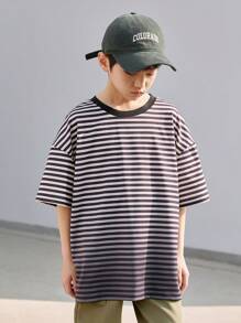 Tween Boy Energy-Filled Drop Shoulder Casual Striped T-shirt. Ideaal voor kinderen om te dragen tijdens het wandelen in het park, spelen, op school, bijeenkomsten, picknicks - comfortabel en ontspannen.