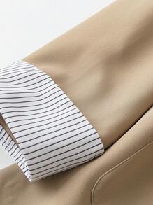 Regalyn Veste pour femmes grandes tailles printemps/été en tissu tissé, col revers, épaules droites, manches longues avec poignets, imprimé de rayures et patchwork. Élégante et décontractée, confortable et polyvalente pour les vacances, les rassemblements, les voyages et bien d'autres occasions. Tissu de qualité, design distinctif, excellent rapport qualité-prix.