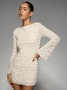 MISSGUIDED Vestido mini ajustado fruncido con textura de manga larga, cuello de barco, para fiestas, cócteles, noches, eventos especiales, ocasiones formales, invitados de boda, elegante