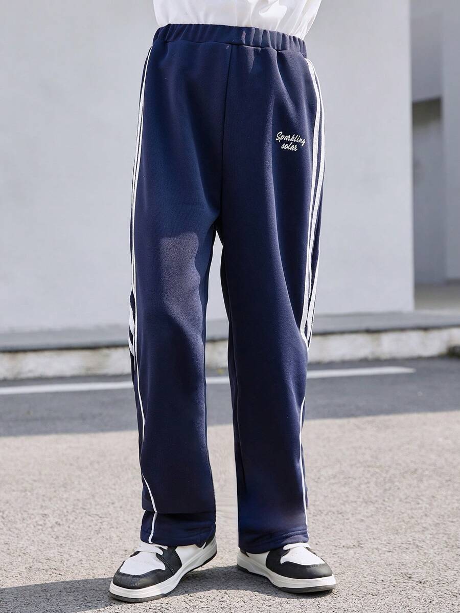 1 件 Tween Boy Genkimix 儿童条纹裤，休闲侧白条纹饰边增添活力气息，刺绣装饰彰显个性化，松紧腰带舒适贴合，宽松直筒设计让运动更自如，展现无忧无虑的街头风格 - 寶藍色 - 查看 1