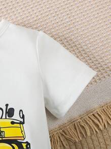 SHEIN 2 件装幼儿男童休闲卡通挖掘机印花上衣和破洞松紧腰洗水牛仔短裤套装，舒适日常穿着新品 2025 年