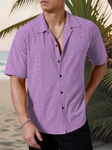 Manfinity Homme 男士度假休闲风，INS上搭配了一款针织黑白几何条纹钩针纹理提花宽松短袖衬衫。纽扣开襟，彰显法式优雅浪漫，是夏威夷海滩度假、音乐节和日常穿着的完美之选。也是送给男朋友或老公的理想礼物。男士条纹短袖单排扣休闲通勤衬衫，男士酷炫衬衫，男士时尚衬衫，男士时尚衬衫 - 紫羅蘭色 - 查看 5