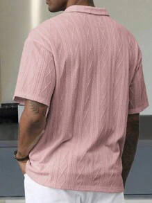 Manfinity Homme Men's Casual Vacation Style, Featuring An INS-Inspired Geometric Diamond-Textured Jacquard Knit Short-Sleeve Khaki Polo Shirt With A V-Neck Design. Perfect For Music Festivals, Hawaii Beach Getaways, And Everyday Outfits, Making It A Stylish Gift For Your Boyfriend Or Husband. It Embodies A French-Inspired Elegance And Romance. Men's Knitted Textured Jacquard Polo Shirt, Minimalist & Fashionable, Suitable For Summer , Polo Shirt For Men , Polos For Men - Pink - View 2