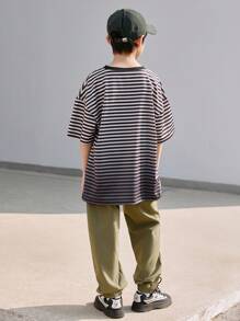 Tween Boy Energy-Filled Drop Shoulder Casual Striped T-shirt. Ideaal voor kinderen om te dragen tijdens het wandelen in het park, spelen, op school, bijeenkomsten, picknicks - comfortabel en ontspannen.