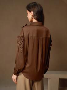 Anewsta Blusa de Manga Longa de Botão Único, Solta, em Cáqui, Feita à Mão com Flores 3D, Penas e Espiga de Trigo no Colarinho - Castanho - Visão 2