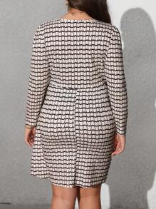 SHEIN Clasi Vestido ceñido de punto para mujer de talla grande, con estampado de ondas en negro y blanco, elegante y vintage, con cuello en V, volantes y asimétrico en el bajo, de apariencia lujosa y sexy